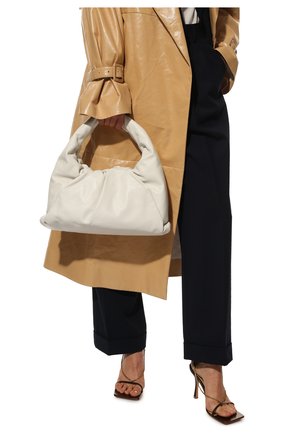 Женская сумка shoulder pouch BOTTEGA VENETA белого цвета по цене 217500 руб., арт. 610524/VCP40 | Фото 2 Женская сумка shoulder pouch BOTTEGA VENETA белого цвета, арт. 610524/VCP40 | Фото 2 (Сумки-технические: Сумки top-handle; Материал: Натуральная кожа; Региональные ограничения белый список (Axapta Mercury): RU; Статус проверки: Проверена категория; Размер: large)