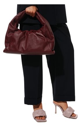 Женская сумка shoulder pouch BOTTEGA VENETA бордового цвета по цене 217500 руб., арт. 610524/VCP40 | Фото 2 Женская сумка shoulder pouch BOTTEGA VENETA бордового цвета, арт. 610524/VCP40 | Фото 2 (Сумки-технические: Сумки top-handle; Материал: Натуральная кожа; Региональные ограничения белый список (Axapta Mercury): RU; Размер: large)