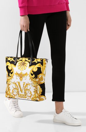 Женская сумка-тоут VERSACE разноцветного цвета по цене 47200 руб., арт. DBFH329/D2NSB | Фото 2 Женская сумка-тоут VERSACE разноцветного цвета, арт. DBFH329/D2NSB | Фото 2