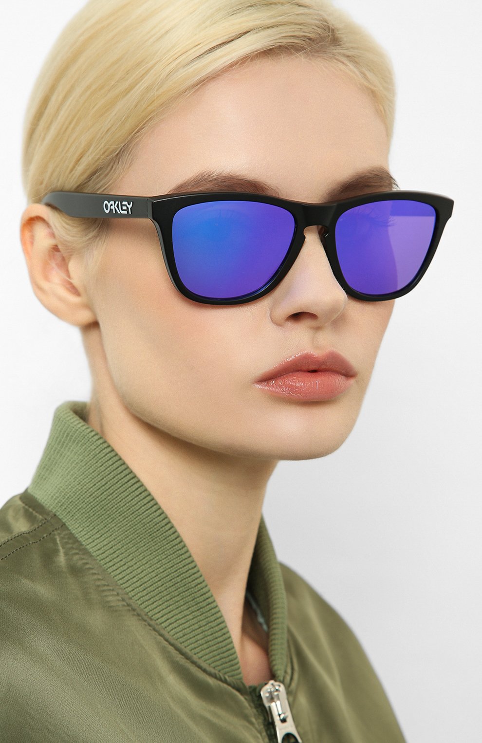 Женские солнцезащитные очки OAKLEY черного цвета по цене 9800 руб., арт. 9013-9013H6 | Фото 2 Женские солнцезащитные очки OAKLEY черного цвета, арт. 9013-9013H6 | Фото 2
