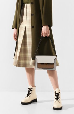 Женская сумка trunk MARNI белого цвета по цене 138500 руб., арт. SBMPN09N05/LV520 | Фото 2 Женская сумка trunk MARNI белого цвета, арт. SBMPN09N05/LV520 | Фото 2 (Сумки-технические: Сумки top-handle; Материал: Натуральная кожа; Ремень/цепочка: На ремешке; Размер: small; Статус проверки: Проверена категория)