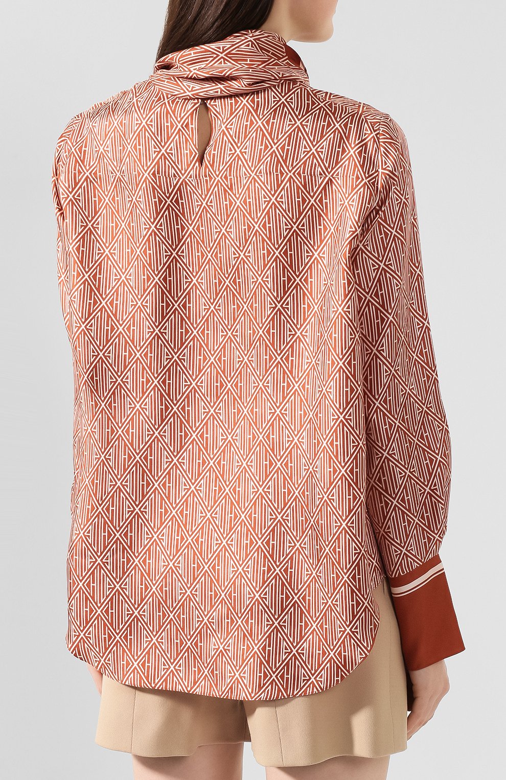 Женская шелковая блузка CHLOÉ коричневого цвета, арт. CHC20SHT81350 | Фото 4 (Материал внешний: Шелк; Рукава: Длинные; Длина (для топов): Стандартные; Принт: С принтом; Женское Кросс-КТ: Блуза-одежда; Статус проверки: Проверена категория)