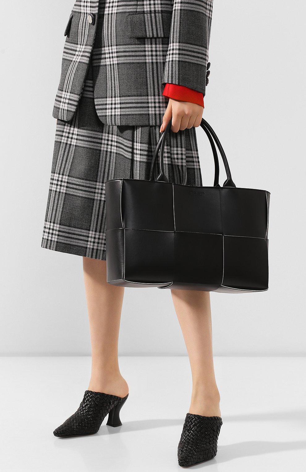Женский сумка arco tote BOTTEGA VENETA черного цвета по цене 170500 руб., арт. 609175/VMAY3 | Фото 2 Женский сумка arco tote BOTTEGA VENETA черного цвета, арт. 609175/VMAY3 | Фото 2