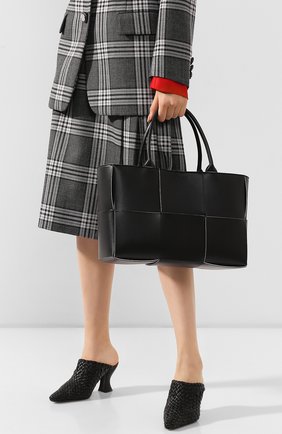 Женская сумка-тоут arco BOTTEGA VENETA черного цвета по цене 131000 руб., арт. 609175/VMAY3 | Фото 2 Женская сумка-тоут arco BOTTEGA VENETA черного цвета, арт. 609175/VMAY3 | Фото 2