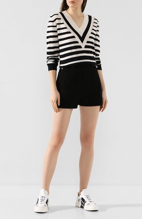 Женские джинсовые шорты VALENTINO черного цвета по цене 48600 руб., арт. TB3DD09P608 | Фото 2 Женские джинсовые шорты VALENTINO черного цвета, арт. TB3DD09P608 | Фото 2