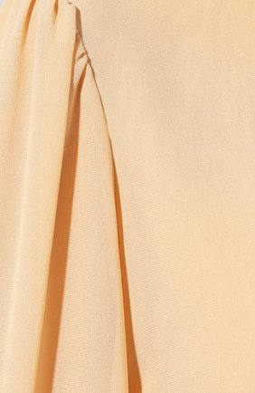 Женская шелковая блузка CHLOÉ бежевого цвета, арт. CHC20SHT37002 | Фото 5 (Материал внешний: Шелк; Рукава: Длинные; Принт: Без принта; Длина (для топов): Стандартные; Женское Кросс-КТ: Блуза-одежда; Статус проверки: Проверена категория)
