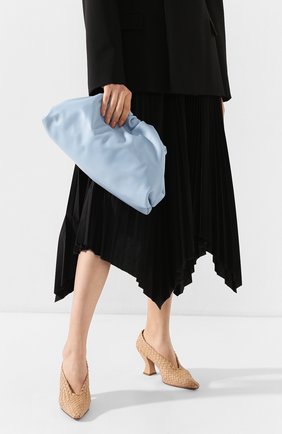 Женский клатч pouch BOTTEGA VENETA голубого цвета по цене 168000 руб., арт. 576227/VCP40 | Фото 2 Женский клатч pouch BOTTEGA VENETA голубого цвета, арт. 576227/VCP40 | Фото 2
