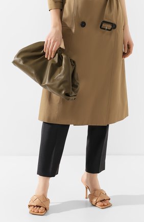 Женский клатч pouch BOTTEGA VENETA хаки цвета по цене 168000 руб., арт. 576227/VCP40 | Фото 2 Женский клатч pouch BOTTEGA VENETA хаки цвета, арт. 576227/VCP40 | Фото 2