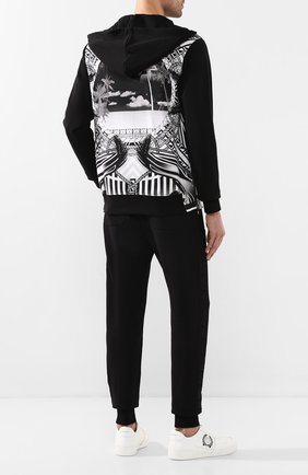 Мужские кожаные кеды VERSACE черно-белого цвета по цене 35950 руб., арт. DSU7843/DVTCMG | Фото 2 Мужские кожаные кеды VERSACE черно-белого цвета, арт. DSU7843/DVTCMG | Фото 2