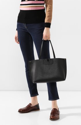Женская сумка-тоут valentino garavani vlogo large VALENTINO черного цвета по цене 75900 руб., арт. TW2B0F95/FQJ | Фото 2 Женская сумка-тоут valentino garavani vlogo large VALENTINO черного цвета, арт. TW2B0F95/FQJ | Фото 2