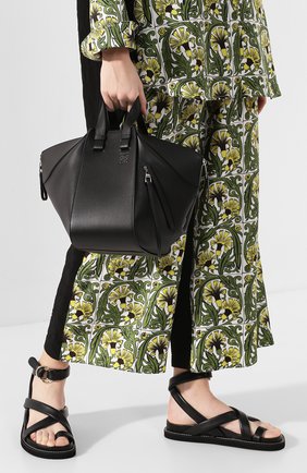 Женская сумка hammock small LOEWE черного цвета по цене 245000 руб., арт. 387.30.S35 | Фото 2 Женская сумка hammock small LOEWE черного цвета, арт. 387.30.S35 | Фото 2 (Сумки-технические: Сумки через плечо, Сумки top-handle; Материал: Натуральная кожа; Ремень/цепочка: На ремешке; Размер: small)