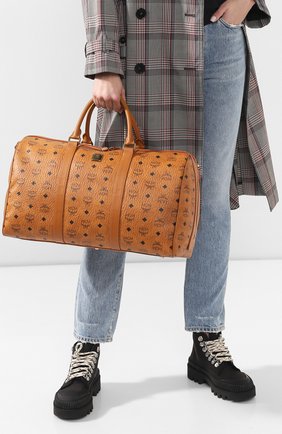 Женская дорожная сумка traveler medium MCM коричневого цвета по цене 83600 руб., арт. MUV 7AVY03 | Фото 2 Женская дорожная сумка traveler medium MCM коричневого цвета, арт. MUV 7AVY03 | Фото 2