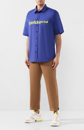 Мужская хлопковая рубашка MARCELO BURLON синего цвета, арт. CMGA042S20FAB001 | Фото 2 (Рукава: Короткие; Материал внешний: Хлопок; Длина (для топов): Стандартные; Случай: Повседневный; Воротник: Кент; Принт: С принтом; Мужское Кросс-КТ: Рубашка-одежда; Региональные ограничения белый список (Axapta Mercury): RU)