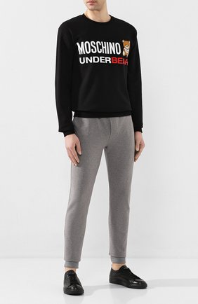 Мужской хлопковые джоггеры MOSCHINO серого цвета по цене 16300 руб., арт. A4313/8101 | Фото 2 Мужской хлопковые джоггеры MOSCHINO серого цвета, арт. A4313/8101 | Фото 2
