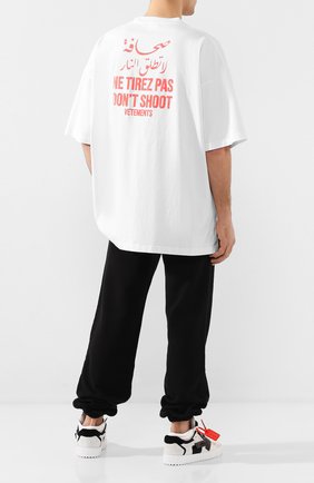 Мужская хлопковая футболка VETEMENTS белого цвета по цене 32400 руб., арт. SS20TR426 1621/M | Фото 2 Мужская хлопковая футболка VETEMENTS белого цвета, арт. SS20TR426 1621/M | Фото 2