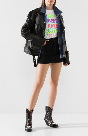 Женская хлопковая футболка VETEMENTS белого цвета по цене 20500 руб., арт. SS20TR360 1616A/W/WHITE | Фото 2 Женская хлопковая футболка VETEMENTS белого цвета, арт. SS20TR360 1616A/W/WHITE | Фото 2