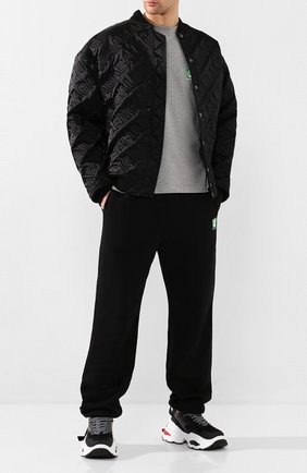 Мужская хлопковая футболка BALENCIAGA серого цвета по цене 36100 руб., арт. 594579/THV63 | Фото 2 Мужская хлопковая футболка BALENCIAGA серого цвета, арт. 594579/THV63 | Фото 2