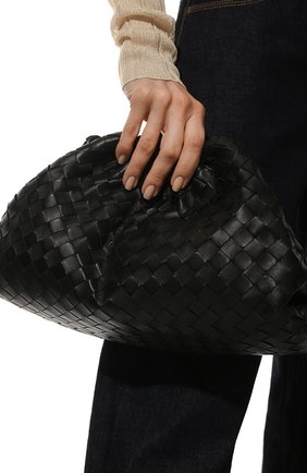 Женский клатч pouch BOTTEGA VENETA черного цвета по цене 221000 руб., арт. 576175/VCPP0 | Фото 2 Женский клатч pouch BOTTEGA VENETA черного цвета, арт. 576175/VCPP0 | Фото 2