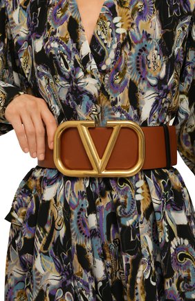 Женский кожаный пояс valentino garavani vlogo VALENTINO бежевого цвета по цене 59950 руб., арт. TW2T0S10/ZFR | Фото 2 Женский кожаный пояс valentino garavani vlogo VALENTINO бежевого цвета, арт. TW2T0S10/ZFR | Фото 2