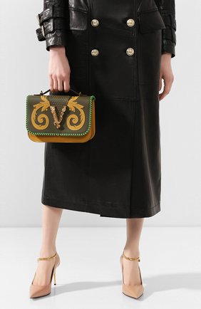 Женская сумка virtus VERSACE хаки цвета по цене 172000 руб., арт. DBFG985/DVRBB | Фото 2 Женская сумка virtus VERSACE хаки цвета, арт. DBFG985/DVRBB | Фото 2