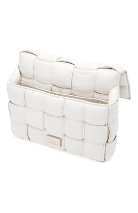 Женская сумка padded cassette BOTTEGA VENETA белого цвета по цене 199500 руб., арт. 591970/VCQR1 | Фото 4 Женская сумка padded cassette BOTTEGA VENETA белого цвета, арт. 591970/VCQR1 | Фото 4