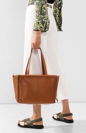 Женский сумка-тоут cushion small LOEWE светло-коричневого цвета по цене 147000 руб., арт. 309.12AA93 | Фото 2 Женский сумка-тоут cushion small LOEWE светло-коричневого цвета, арт. 309.12AA93 | Фото 2