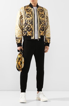 Мужская текстильная поясная сумка VERSACE золотого цвета по цене 51900 руб., арт. DFB7630/DCAST7 | Фото 2 Мужская текстильная поясная сумка VERSACE золотого цвета, арт. DFB7630/DCAST7 | Фото 2