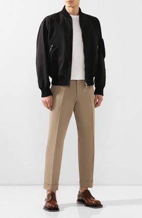 Мужской хлопковый бомбер BOTTEGA VENETA черного цвета по цене 99500 руб., арт. 600039/VA8Q0 | Фото 2 Мужской хлопковый бомбер BOTTEGA VENETA черного цвета, арт. 600039/VA8Q0 | Фото 2 (Материал внешний: Хлопок, Синтетический материал; Принт: Без принта; Мужское Кросс-КТ: Верхняя одежда; Рукава: Длинные; Длина (верхняя одежда): Короткие; Кросс-КТ: Куртка; Стили: Минимализм)