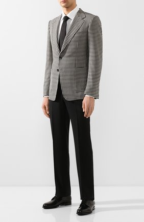Мужской пиджак из смеси шерсти и шелка TOM FORD черно-белого цвета по цене 355500 руб., арт. 716R07/10SM40 | Фото 2 Мужской пиджак из смеси шерсти и шелка TOM FORD черно-белого цвета, арт. 716R07/10SM40 | Фото 2 (Длина (для топов): Стандартные; Материал подклада: Купро, Шелк; Материал внешний: Шерсть; Рукава: Длинные; 1-2-бортные: Однобортные; Пиджаки М: Приталенный; Стили: Ретро, Классический; Случай: Коктейльный; Региональные ограничения белый список (Axapta Mercury): RU)