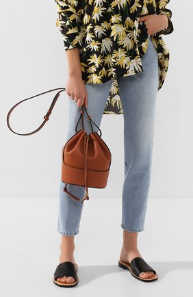 Женская сумка balloon small LOEWE светло-коричневого цвета по цене 165500 руб., арт. 326.75AC31 | Фото 2 Женская сумка balloon small LOEWE светло-коричневого цвета, арт. 326.75AC31 | Фото 2 (Сумки-технические: Сумки через плечо; Материал: Натуральная кожа; Ремень/цепочка: На ремешке; Размер: small)