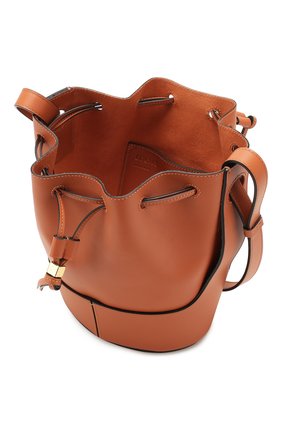 Женская сумка balloon small LOEWE светло-коричневого цвета по цене 165500 руб., арт. 326.75AC31 | Фото 4 Женская сумка balloon small LOEWE светло-коричневого цвета, арт. 326.75AC31 | Фото 4 (Сумки-технические: Сумки через плечо; Материал: Натуральная кожа; Ремень/цепочка: На ремешке; Размер: small)