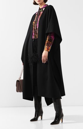 Женская шерстяное пончо VALENTINO черного цвета по цене 291500 руб., арт. TB0CG1U04NP | Фото 2 Женская шерстяное пончо VALENTINO черного цвета, арт. TB0CG1U04NP | Фото 2
