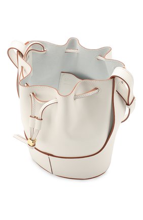 Женская сумка balloon small LOEWE белого цвета по цене 165500 руб., арт. 326.75AC31 | Фото 4 Женская сумка balloon small LOEWE белого цвета, арт. 326.75AC31 | Фото 4 (Сумки-технические: Сумки через плечо; Материал: Натуральная кожа; Ремень/цепочка: На ремешке; Размер: small)