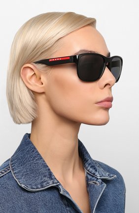 Женские солнцезащитные очки PRADA LINEA ROSSA черного цвета по цене 18000 руб., арт. 01US-1AB5Z1 | Фото 2 Женские солнцезащитные очки PRADA LINEA ROSSA черного цвета, арт. 01US-1AB5Z1 | Фото 2