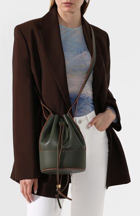 Женская сумка balloon small LOEWE хаки цвета по цене 165500 руб., арт. 326.75AC31 | Фото 2 Женская сумка balloon small LOEWE хаки цвета, арт. 326.75AC31 | Фото 2 (Сумки-технические: Сумки через плечо; Материал: Натуральная кожа; Ремень/цепочка: На ремешке; Размер: small)
