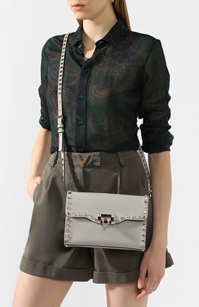Женская сумка valentino garavani rockstud medium VALENTINO светло-серого цвета по цене 79300 руб., арт. TW0B0181/VSF | Фото 2 Женская сумка valentino garavani rockstud medium VALENTINO светло-серого цвета, арт. TW0B0181/VSF | Фото 2