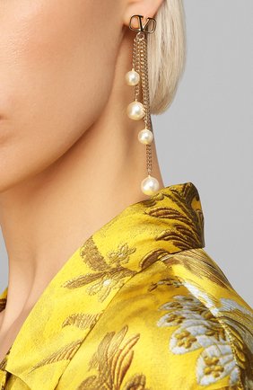 Женские серьги valentino garavani VALENTINO золотого цвета по цене 34100 руб., арт. TW0J0F33/UXM | Фото 2 Женские серьги valentino garavani VALENTINO золотого цвета, арт. TW0J0F33/UXM | Фото 2