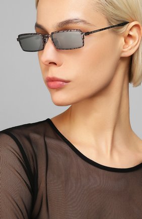 Женские солнцезащитные очки BALENCIAGA серого цвета по цене 24700 руб., арт. BB0082S 001 | Фото 2 Женские солнцезащитные очки BALENCIAGA серого цвета, арт. BB0082S 001 | Фото 2