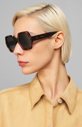 Женские солнцезащитные очки CELINE EYEWEAR коричневого цвета по цене 26900 руб., арт. CL40131I 53D | Фото 2 Женские солнцезащитные очки CELINE EYEWEAR коричневого цвета, арт. CL40131I 53D | Фото 2