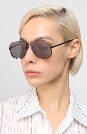 Женские солнцезащитные очки MCQ SWALLOW черного цвета, арт. MQ0257S 001 | Фото 2 (Тип очков: С/з; Региональные ограничения белый список (Axapta Mercury): RU; Кросс-КТ: С/з-унисекс; Оптика Гендер: оптика-унисекс; Очки форма: Авиаторы)