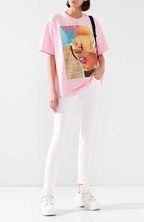 Женская хлопковая футболка VERSACE JEANS COUTURE розового цвета по цене 14500 руб., арт. B2HVA7L2-VDP630 LA FIT KITTY/30295 | Фото 2 Женская хлопковая футболка VERSACE JEANS COUTURE розового цвета, арт. B2HVA7L2-VDP630 LA FIT KITTY/30295 | Фото 2
