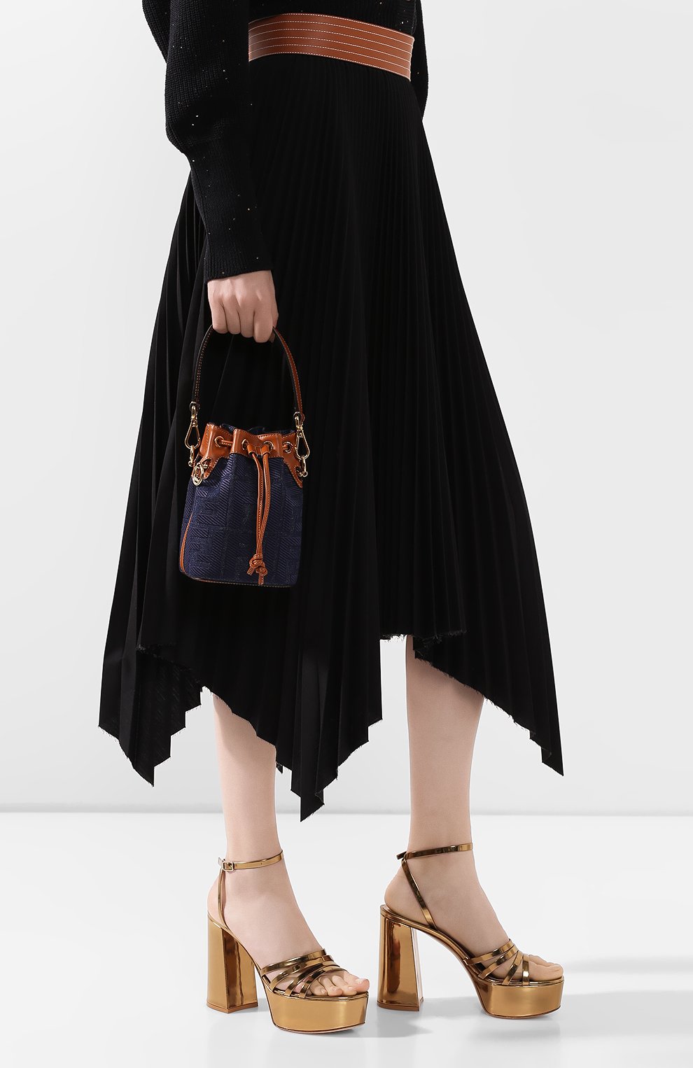 Женская сумка mon tresor FENDI синего цвета по цене 136000 руб., арт. 8BS010 A9P2 | Фото 2 Женская сумка mon tresor FENDI синего цвета, арт. 8BS010 A9P2 | Фото 2