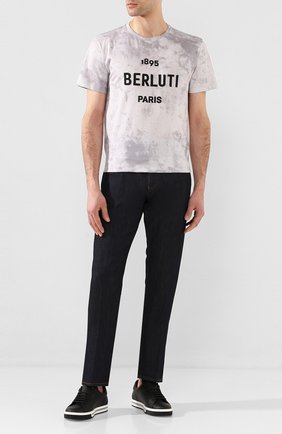 Мужская хлопковая футболка BERLUTI светло-серого цвета по цене 63050 руб., арт. R17JRS43-001 | Фото 2 Мужская хлопковая футболка BERLUTI светло-серого цвета, арт. R17JRS43-001 | Фото 2 (Рукава: Короткие; Длина (для топов): Стандартные; Материал внешний: Хлопок; Принт: С принтом; Стили: Кэжуэл)
