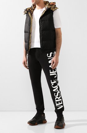 Мужской хлопковые джоггеры VERSACE JEANS COUTURE черного цвета по цене 19250 руб., арт. A2GVA1F3-VUP314 BIG L0G0/13956 | Фото 2 Мужской хлопковые джоггеры VERSACE JEANS COUTURE черного цвета, арт. A2GVA1F3-VUP314 BIG L0G0/13956 | Фото 2
