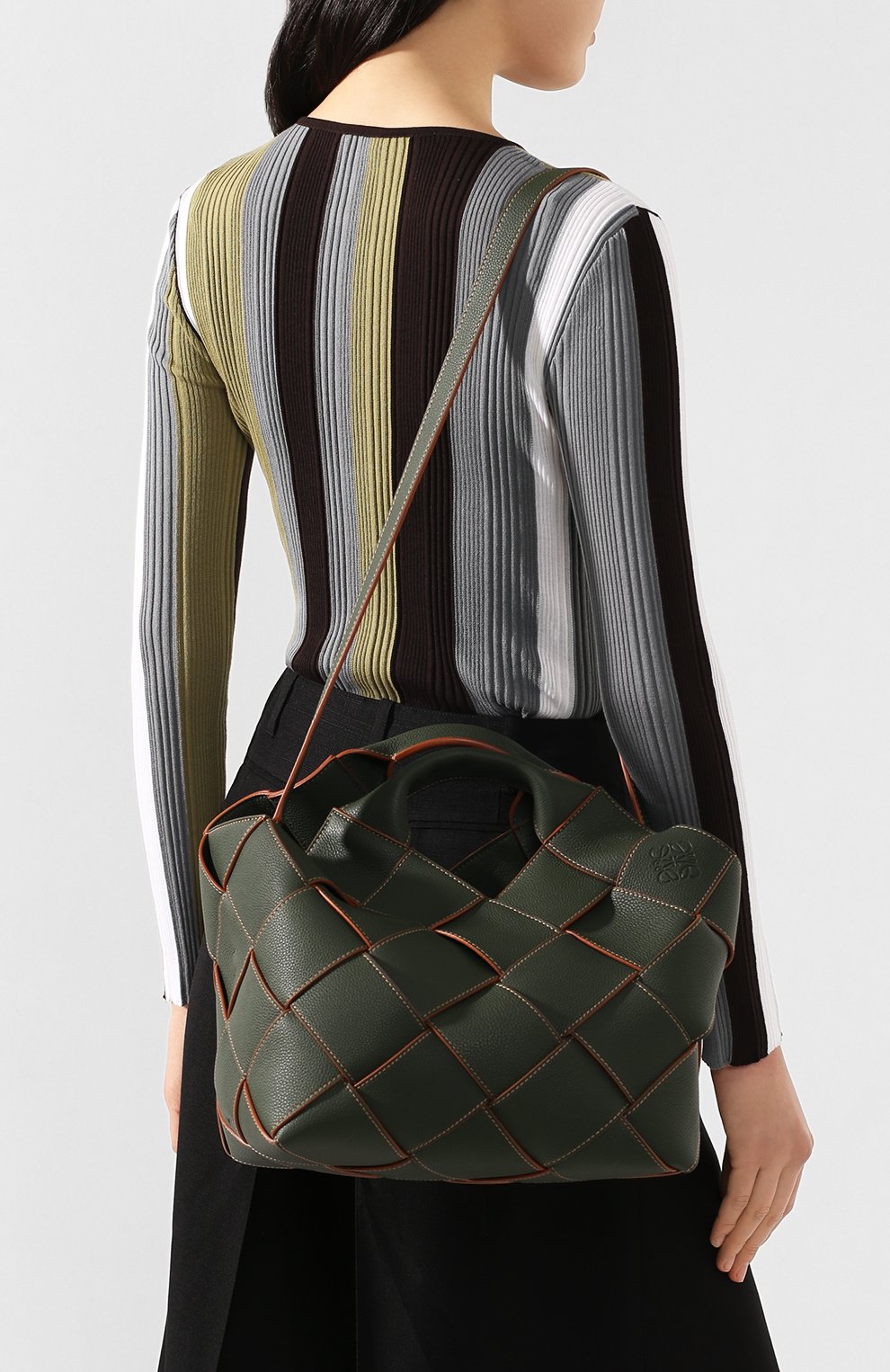 Женская сумка woven LOEWE хаки цвета по цене 225500 руб., арт. 321.12.L62 | Фото 5 Женская сумка woven LOEWE хаки цвета, арт. 321.12.L62 | Фото 5