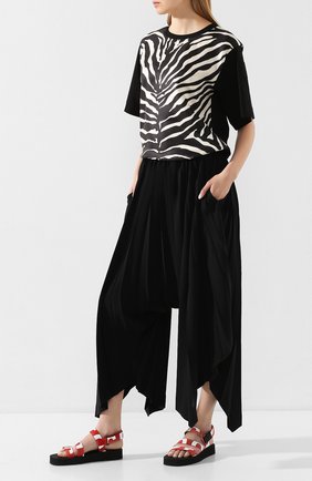 Женские брюки ISSEY MIYAKE черного цвета по цене 79950 руб., арт. IM07-FF632 | Фото 2 Женские брюки ISSEY MIYAKE черного цвета, арт. IM07-FF632 | Фото 2