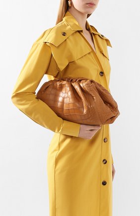 Женский клатч pouch из кожи аллигатора BOTTEGA VENETA бежевого цвета по цене 1980000 руб., арт. 576227/VCPX0/AMIS | Фото 2 Женский клатч pouch из кожи аллигатора BOTTEGA VENETA бежевого цвета, арт. 576227/VCPX0/AMIS | Фото 2