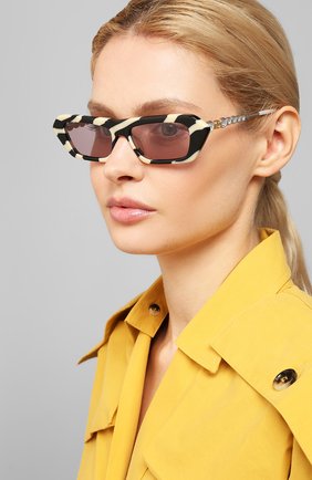 Мужские солнцезащитные очки GUCCI черно-белого цвета по цене 48150 руб., арт. 610398/J0770 | Фото 2 Мужские солнцезащитные очки GUCCI черно-белого цвета, арт. 610398/J0770 | Фото 2