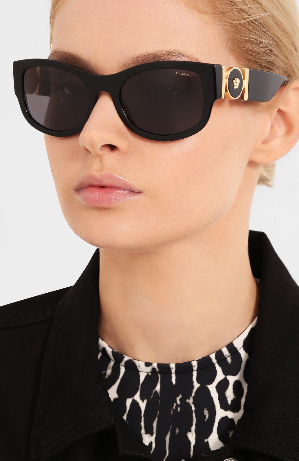 Женские солнцезащитные очки VERSACE черного цвета по цене 17600 руб., арт. 4372-GB1/81 | Фото 2 Женские солнцезащитные очки VERSACE черного цвета, арт. 4372-GB1/81 | Фото 2