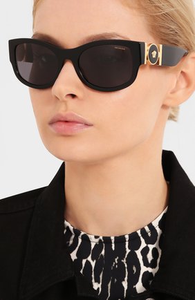 Женские солнцезащитные очки VERSACE черного цвета по цене 17600 руб., арт. 4372-GB1/81 | Фото 2 Женские солнцезащитные очки VERSACE черного цвета, арт. 4372-GB1/81 | Фото 2